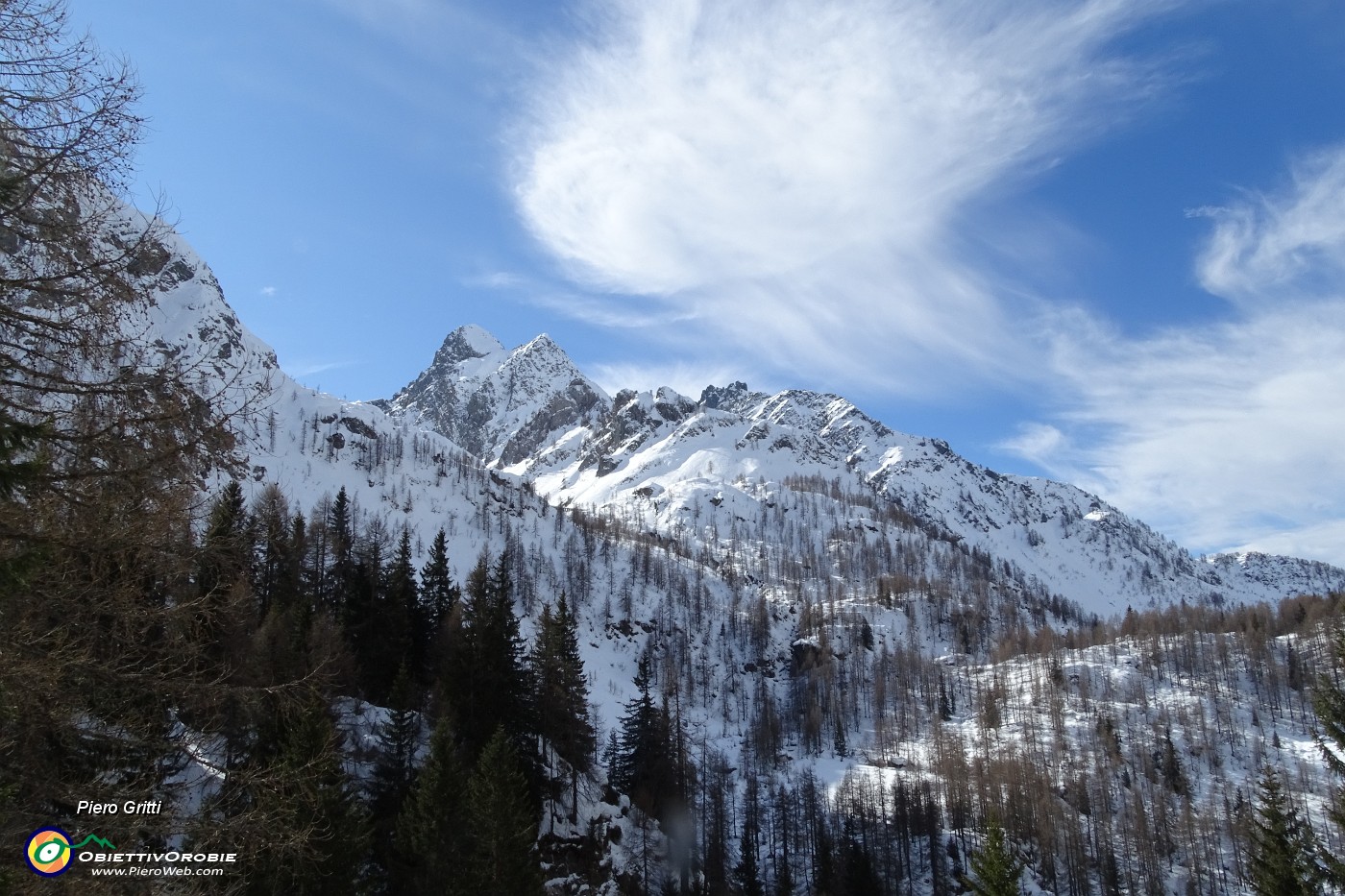 32 Belle bianche nuvole sul Pizzo Torretta e i Corni di Sardegnana.JPG